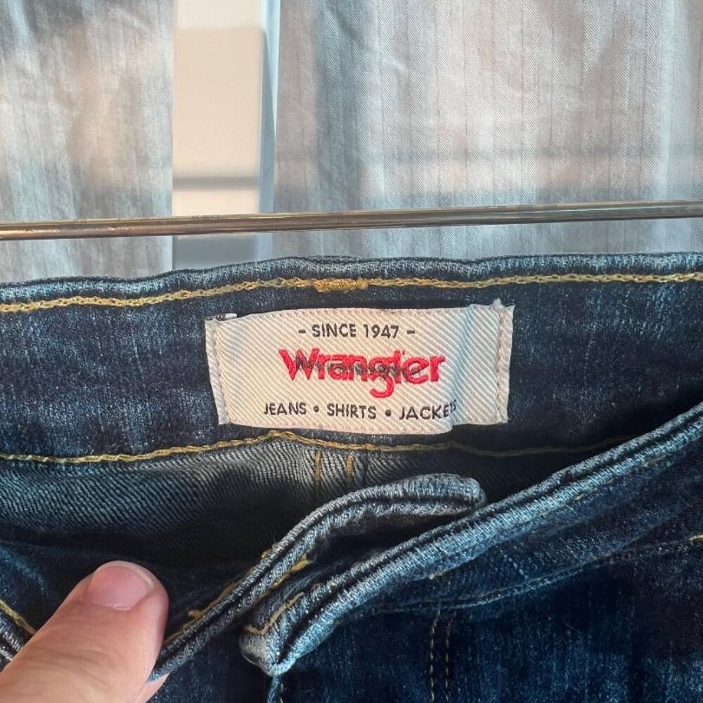 Wrangler High Rise True Straight Crop in Medium Wash - Size 16 - Picture 4 of 9